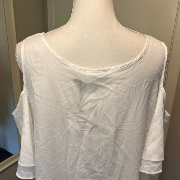NWT Bisou Bisou White Cold Shoulder Hi-Low hem Blouse, SIze Med - Picture 12 of 15